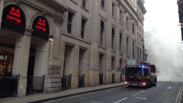 Incendio se desarrolla en el centro de Londres. (Captura)