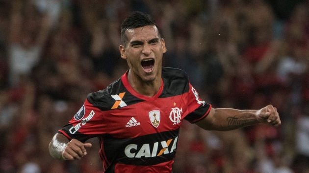 Según 'Foot Marseille', Olympique de Marsella ofrecería 10 millones de euros a Flamengo por el lateral de la selección peruana. (AFP)
