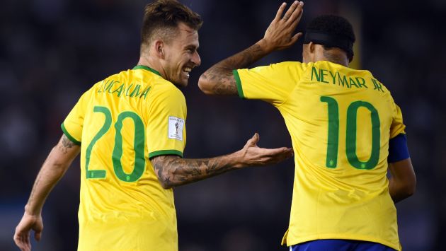 Lucas Lima y Neymar en la selección brasileña. Ambos comparten el amor por Santos y jugarían juntos en el Barcelona a partir del 2018. (AFP)