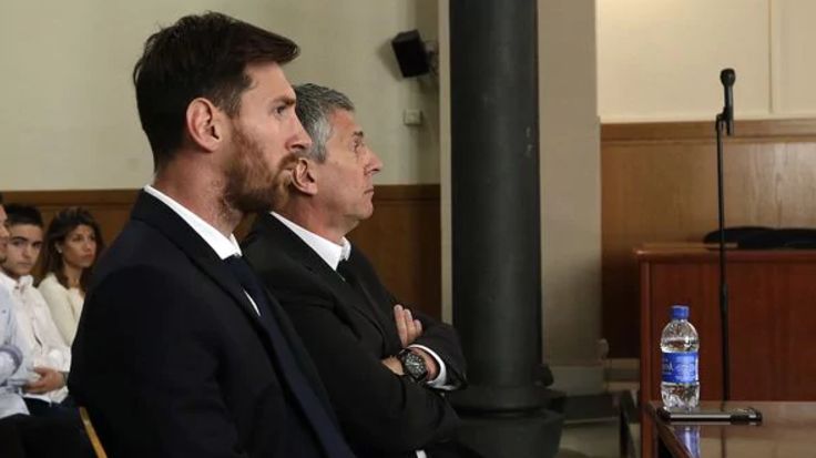 Messi y su padre fueron acusados de delito fiscal. (AP)