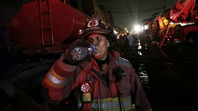 Los bomberos reciben alimentos por parte de empresas privadas y generosos ciudadanos. (Renzo Salazar)