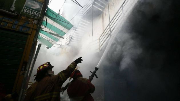 El incendio en Las Malvinas todavía no ha podido ser controlado del todo por los bomberos. (Renzo Salazar)