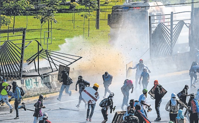 No cesa la violencia en Venezuela. (AFP)