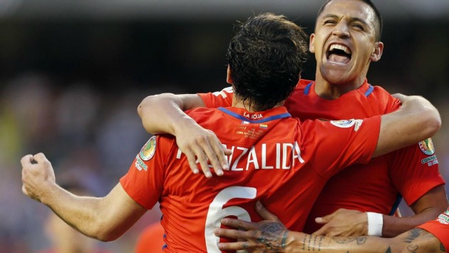 Chile se juega la posibilidad de pasar de fase en el torneo. (AFP)