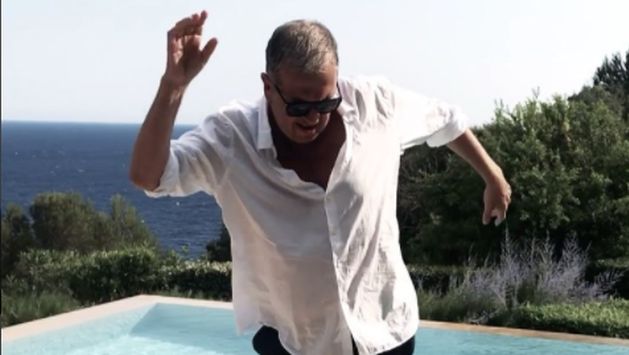 Instagram: Mario Testino se contagia del éxito de 'Despacito' y lo baila así. (Instagram/MarioTestino)