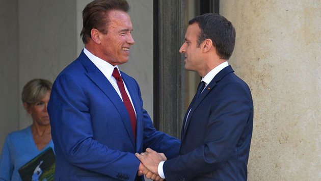 'Hasta la vista Trump': Arnold  Schwarzenegger y Emmanuel Macron juntos por el cambio climático. (Getty Images)