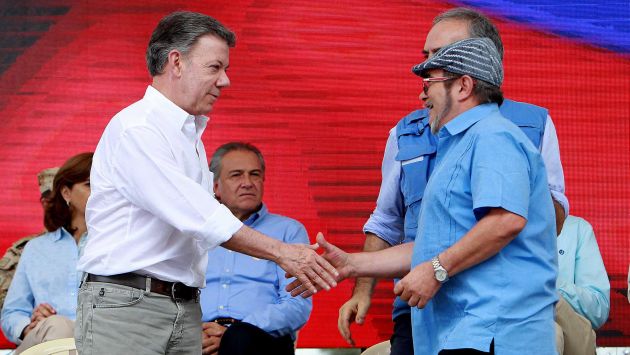 El presidente de Colombia Juan Manuel Santos y el cabecilla de las FARC Rodrigo Londoño dieron por cerrado el conflicto  (Efe).