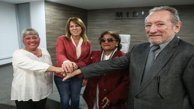 Ministra Cayetana Aljovín y presidente de APEGA, Bernardo Roca Rey firmaron convenio de cooperación interinstitucional. (MIDIS)