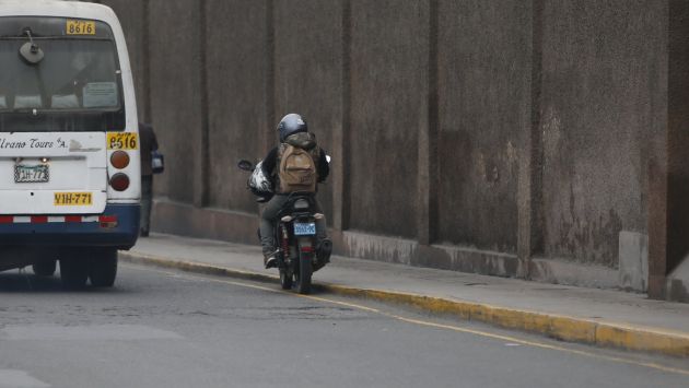 Peligro en las calles. Malos conductores se burlan de autoridades y siguen ofreciendo este servicio. (Mario Zapata/Perú21)