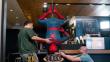 'Spider-Man' apareció en una cafetería y sorprendió a los clientes [VIDEO]