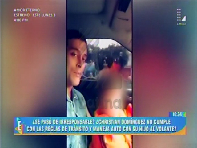 Christian Domínguez se graba mientras conduce su auto y lleva a su hijo sentado en sus piernas. (Captura de TV)