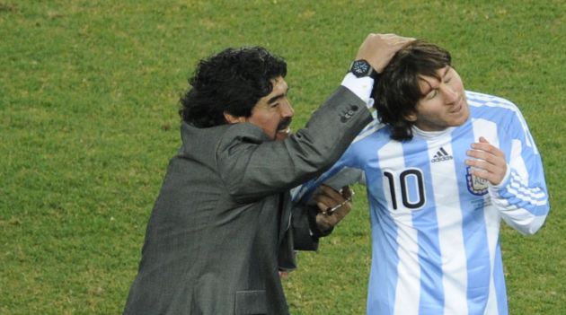 Lionel Messi y Maradona cuando ambos formaban parte de la selección argentina en 2010. (AFP)