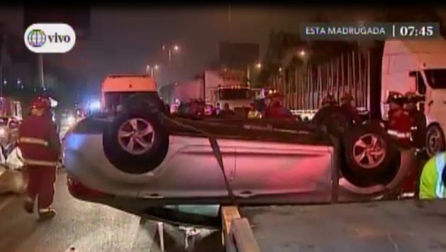 Vehículo quedó volcado en medio de la transitada vía. (Captura América TV)