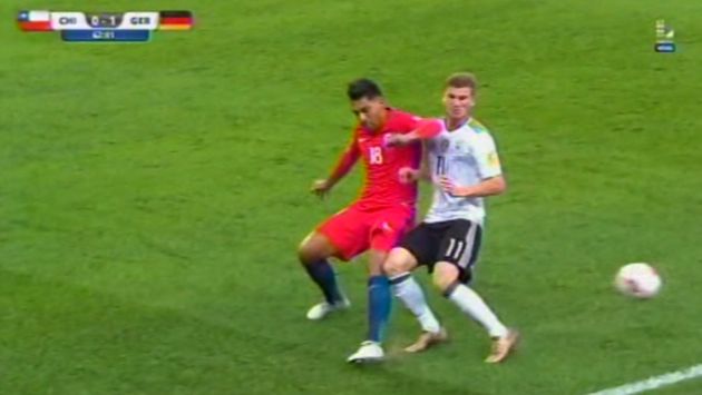 Chile vs. Alemania: Mira el codazo de Gonzalo Jara a Timo Werner. (Captura Youtube)