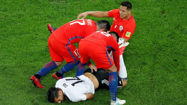 Gary Medel abusa del momento y 'manosea' a Emre Can durante la final entre Chile y Alemania por la Copa Confederaciones 2017. (REUTERS)