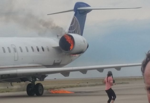 Estados Unidos: Avión de United Airlines aterriza con el motor en llamas en Denver (Twitter/@raiyansyed)