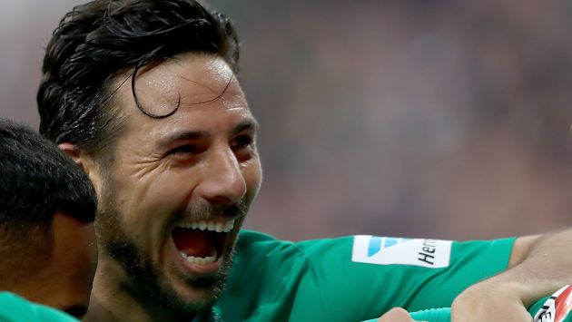 Tras su salida del Werder Bremen, Claudio Pizarro definirá el club que defenderá en su última temporada como futbolista profesional. (GETTY)