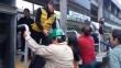 Metropolitano: Bus se averió y pasajeros escaparon trepando barandas de estación [VIDEO]