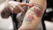 Inglaterra: Mujer de 59 años sorprende con sus 20 tatuajes de José Mourinho [VIDEO]