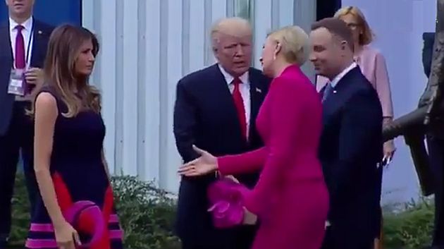 Donald Trump fue ignorado por la primera dama de Polonia y no pasó desapercibido. (Agencia)