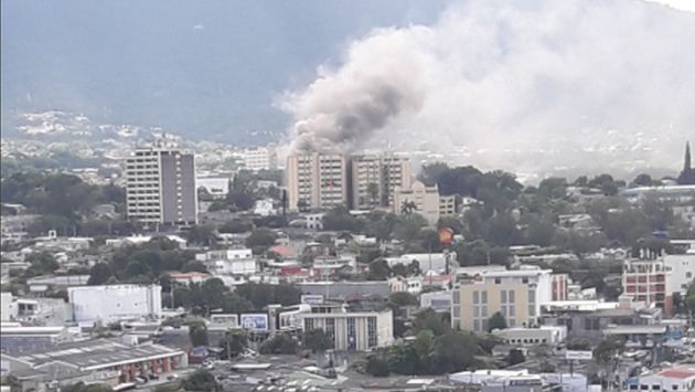 Incendio se registra en edificio del Ministerio de Hacienda de El Salvador. (Twitter: @BomberosES)