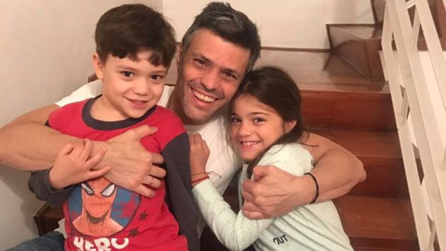 Leopoldo López tras salir de la cárcel junto a su hijo eopoldo Santiago y su hija Manuela Rafaela. (Twitter:BraulioJatarA)