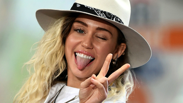 ¿Por qué Miley Cyrus se hizo un tatuaje de una flor con las hojas en forma de 'V'? (Getty Images)