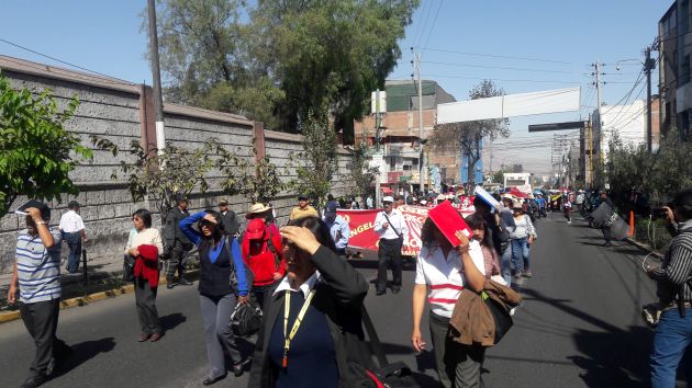 Docentes protestan en el Centro Histórico de Arequipa.