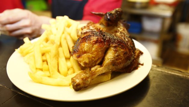 Sigue estas recomendaciones para celebrar el Día del Pollo a la Brasa de manera saludable. (USI)