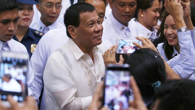 El presidente de Filipinas Rodrigo Duterte volvió a realizar indignantes comentarios sobre violación a mujeres (AP).