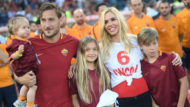 Totti y su familia en su último partido. (AFP)