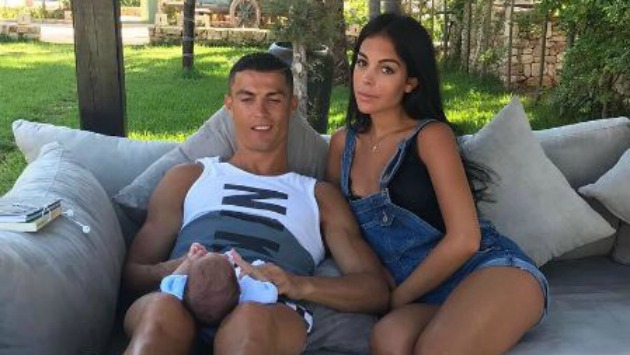 Cristiano Ronaldo junto a su novia y uno de sus mellizos. Instagram/@cristiano)