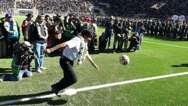 El disparó del mandatario boliviano, Evo Morales, provocó más de una risa. (YouTube: Maxi Fútbol)