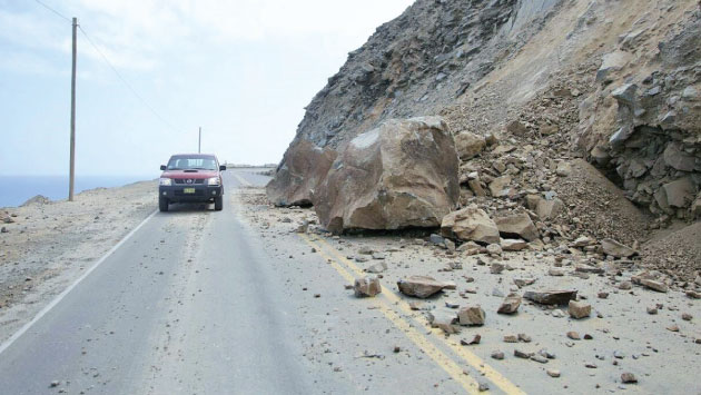 Piedras y rocas cubren 800 metros de la carretera Panamericana Sur, a la altura kilómetro 731. (Fuente: Gobierno Regional) 