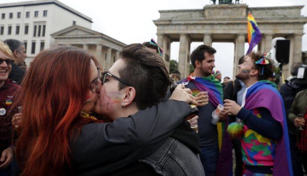 Presidente de Alemania firmó la ley que permite el matrimonio igualitario. (EFE)