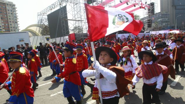Arequipa: Alumnos que marchaban por Fiestas Patrias se desmayan por el calor. (USI)