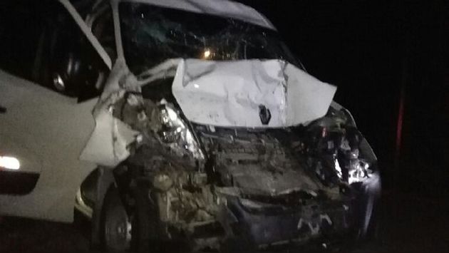 Así quedó la minivan que chocó con un motocar en Islay la noche del jueves. (RPP)