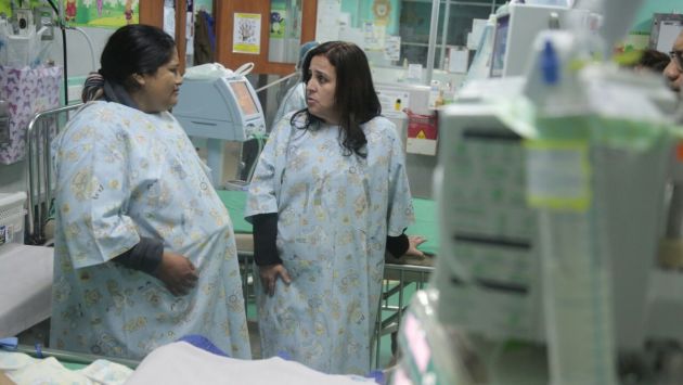 Ministra García habló con madre de pequeña durante visita a hospital. (Minsa)