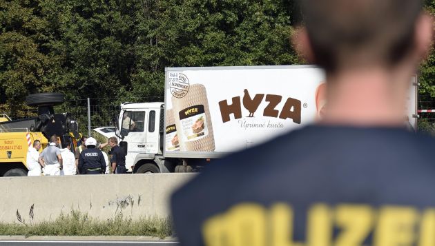 Francia: Bomberos atendieron a 26 migrantes que viajaban escondidos dentro de un frigorífico. (EFE)