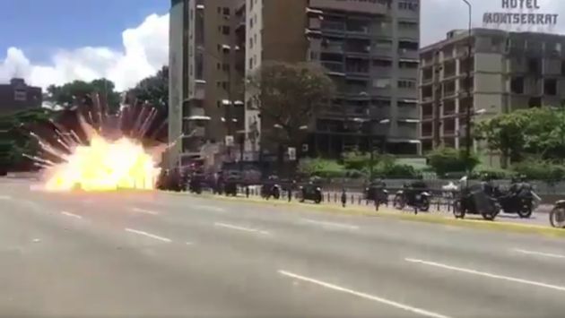 Venezuela: Impresionante explosión deja 7 policías heridos durante protestas contra Constituyente (Twitter/@CATERINAV)