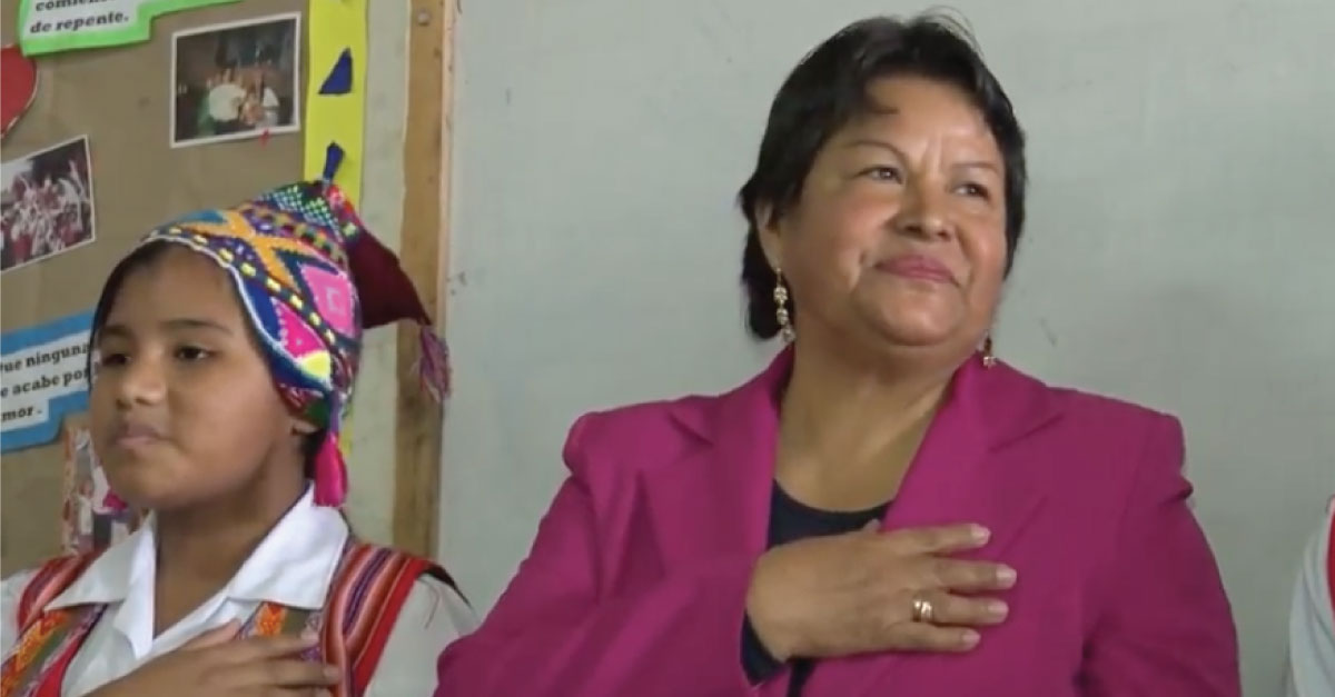 Conoce a la maestra que siembra el sentimiento patrio a través del quechua. (Captura)