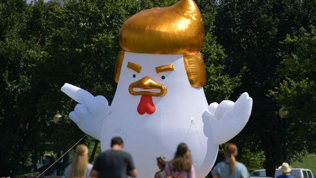 Hasta el momento no se sabe por qué este globo inflable apareció frente a la Casa Blanca. (AFP)