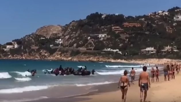 Video muestra el momento en que embarcación repleta de inmigrantes llega a playa española (YouTube/nuevolaredo.tv)