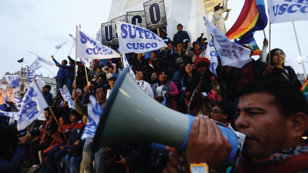 El secretario general del Suter Cusco revalidó, en un mitin improvisado, los acuerdos con el Gobierno. (USI)