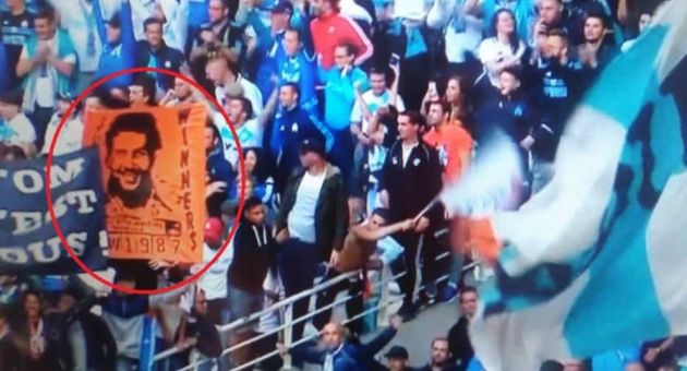 Hinchas del Marsella de Francia lucen banderolas con la cara de Pablo Escobar. (Pulzo)