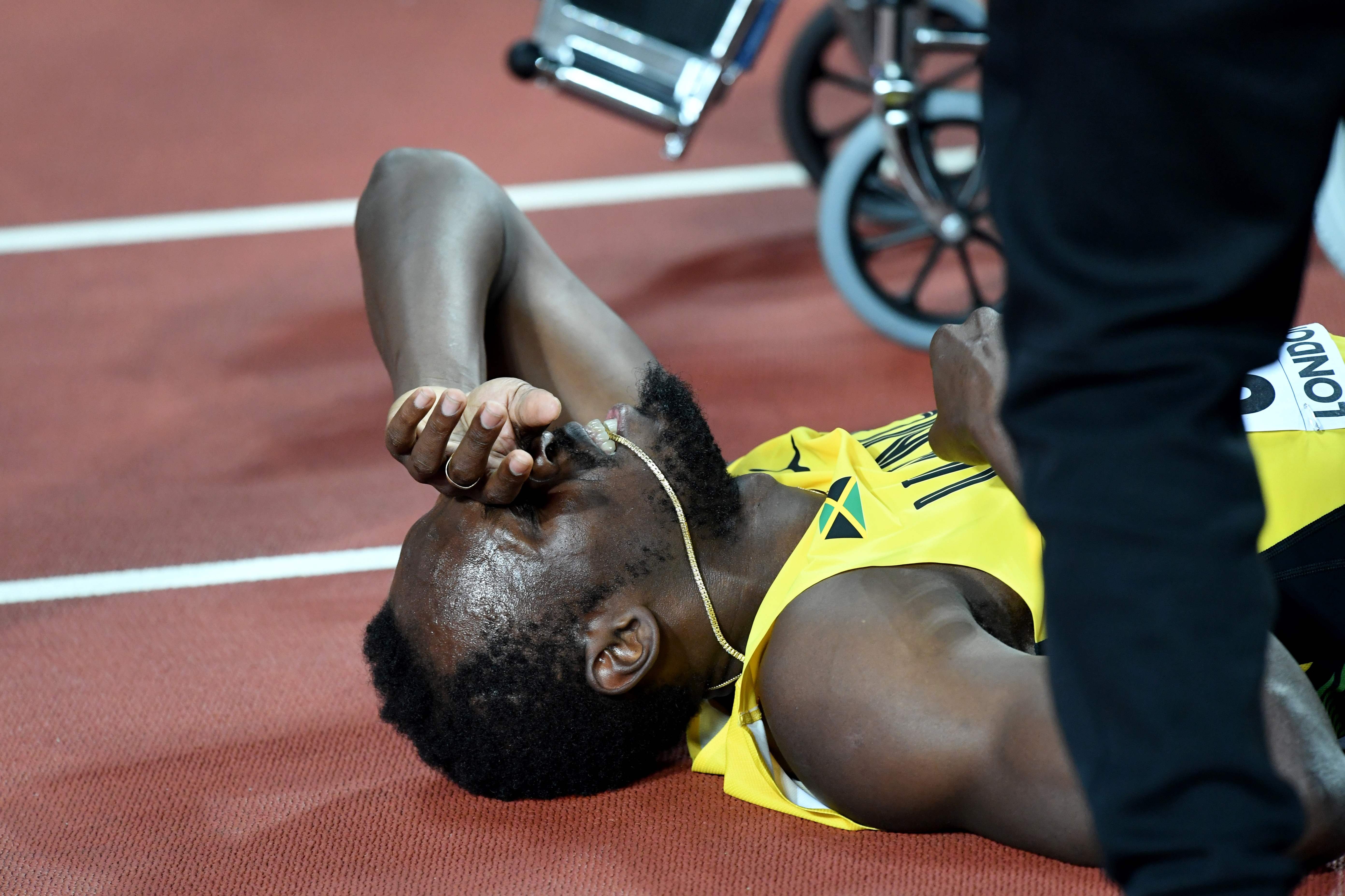 Bolt terminó lesionado. (AFP)