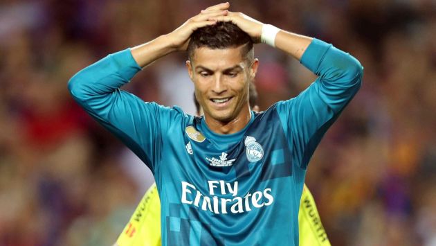Le mostraron tarjeta roja a Cristiano Ronaldo y el portugués reaccionó empujando al árbitro. (EFE)