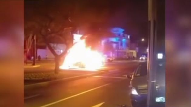 San Isidro: Un taxi se incendió tras recibir un fuerte impacto de otro vehículo (Panamericana)