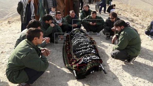 Varias personas asisten al funeral de algunas de las víctimas del atentado en la mezquita chií, en Kabul