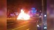 Un taxi se incendió tras ser fuertemente impactado por otro vehículo en San Isidro [VIDEO]
